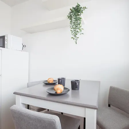 Valoisa Huone Keittioellae, Elokuusta 2025 Laehtien * Turku